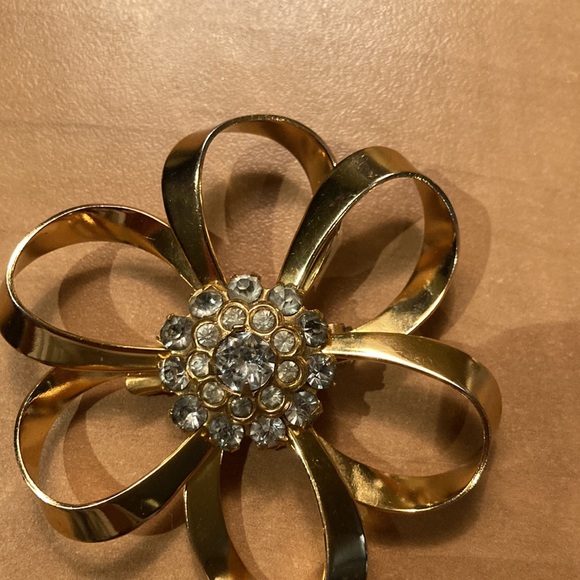 ✨ FREE WITH PURCHASE OVER $30 Flower Brooch ✨ - Picture 5 of 5